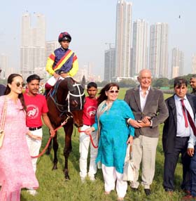 Anoosha Meyers, Anita J Captain, Khushroo Dhunjibhoy and trainer Pesi Shroff leading in Fynbos (Vivek G up), winner of Villoo Poonawalla Indian Oaks at Mumbai on Saturday.