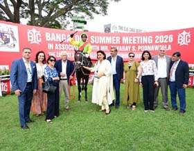D’Artagnan (Vivek up) , winner of Bangalore Derby is being led in by a host of owners including Vijay Shirke, breeder Ameeta Mehra and trainer Pesi Shroff.