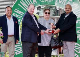 Racingpulse Editor B R Sharan Kumar presenting the racingpulse.in trophy to Mrs Bhaktawar Chenoy and trainer Bezan Chenoy after Etoile won this event at Pune on Saturday. Joyaji Bhonsle, Steward of the club is on left.