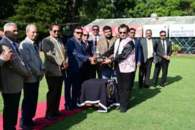 Dr K S Venkatesh and Sharan K presenting the K T Shamaiah Gowda Memorial Trophy to Krishna Murthy,  part owner of Gachchhatu which won the event at Mysore on Thursday.