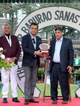 Steward of RWITC Gautam Lala presenting the Champion trainer trophy to Pesi Shroff at Pune on Sunday.