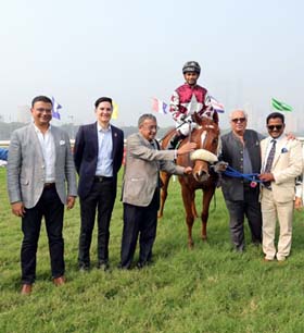 Ram Shroff, Jehangir Mehta, Vivek Jain, Daulat Chabria and trainer Malesh Narredu leading in Gunfire (Yash Narredu up), winner of Dancing Prances Trophy at Mumbai on Saturday.