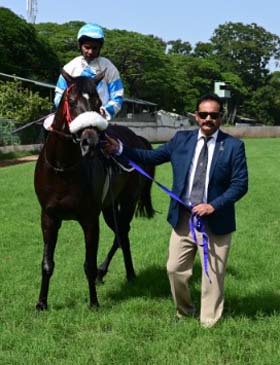 Heroism (Faiz up) winner of the DIABOLICAL PLATE, being led in by trainer Monnappa C D on Thursday racecs at Mysore.