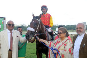Trainer Narendra Lagad (right) leading in Northern Singer (Aniket Karande), winner of Kazakh Plate at Mumbai on Thursday.