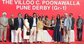Dr Cyrus Poonawalla presenting the Villoo Poonawalla Pune Derby to winning connections Vijay Shirke and family after Zacharias won the event at Pune on Sunday.