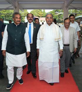 Minister K J George and Chief Minister Siddaramaiah at Bangalore Turf Club on Sunday. The Chief Minister has asked the the club to relocate and sign an agreement to this effect as a condition for license for winter season.