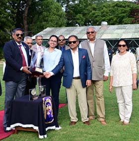 Steward of Mysore Race Club G T Balakrishna presenting the Dasara Sprint Championship Cup to Martand Singh Mahindra and Cheriyan Abraham after Meropi won this event at Mysore on Thursday.